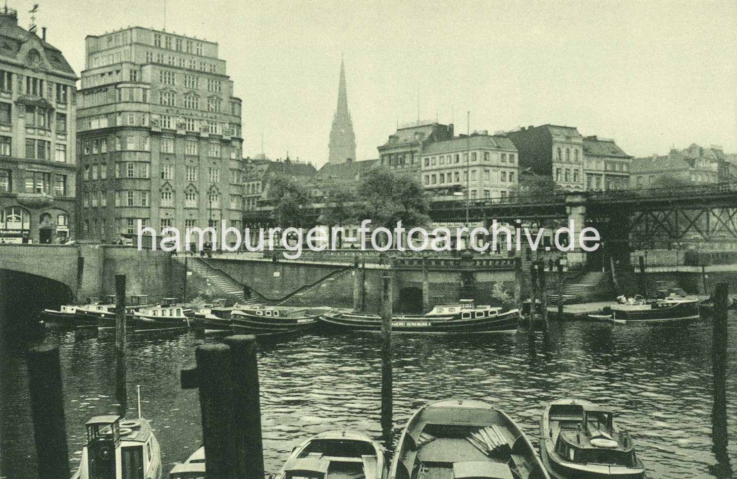 X076398 Altes Foto - Barkassen im Binnenhafen, lks. die Einfahrt zum Alsterfleet. | Binnenhafen - historisches Hafenbecken in der Hamburger Altstadt.
